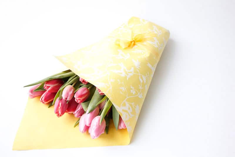 MG_5975-como-empacar-ramo-flores-con-papel-regalo